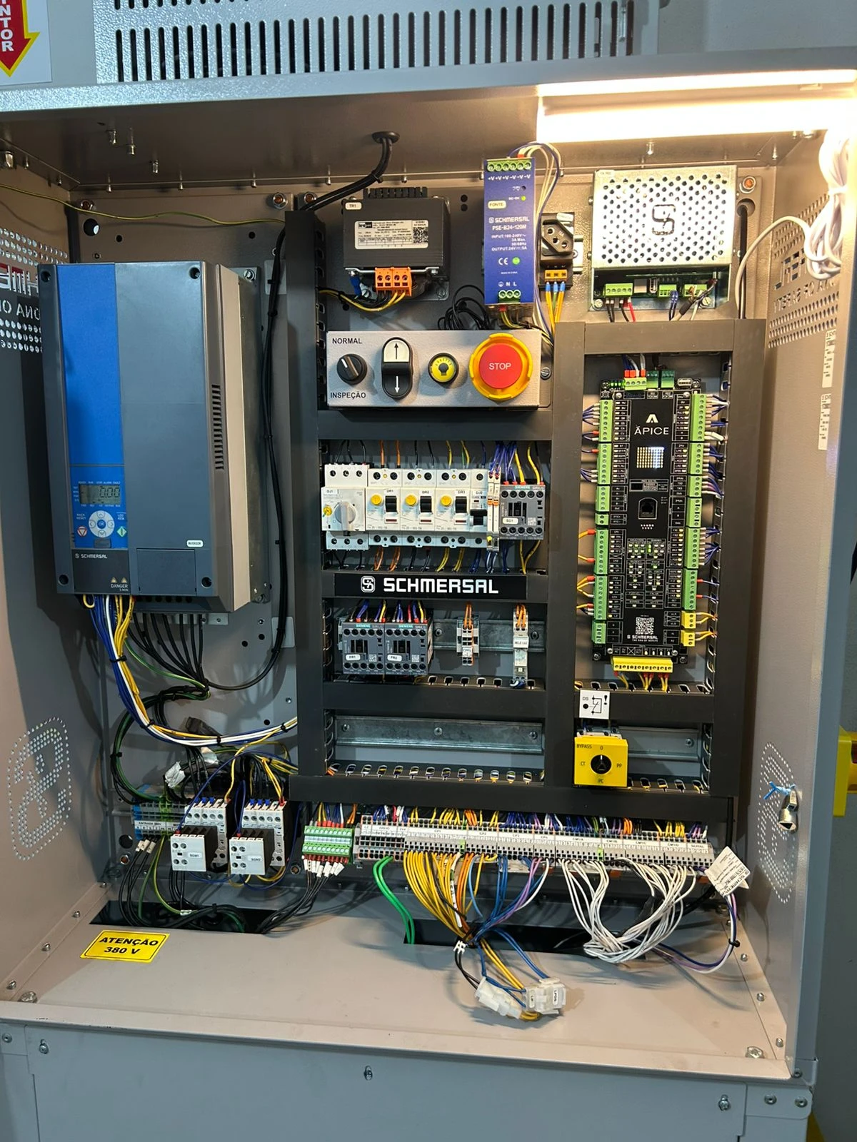 Quadro de comando de elevador — imagem fornecida pela TECHBC